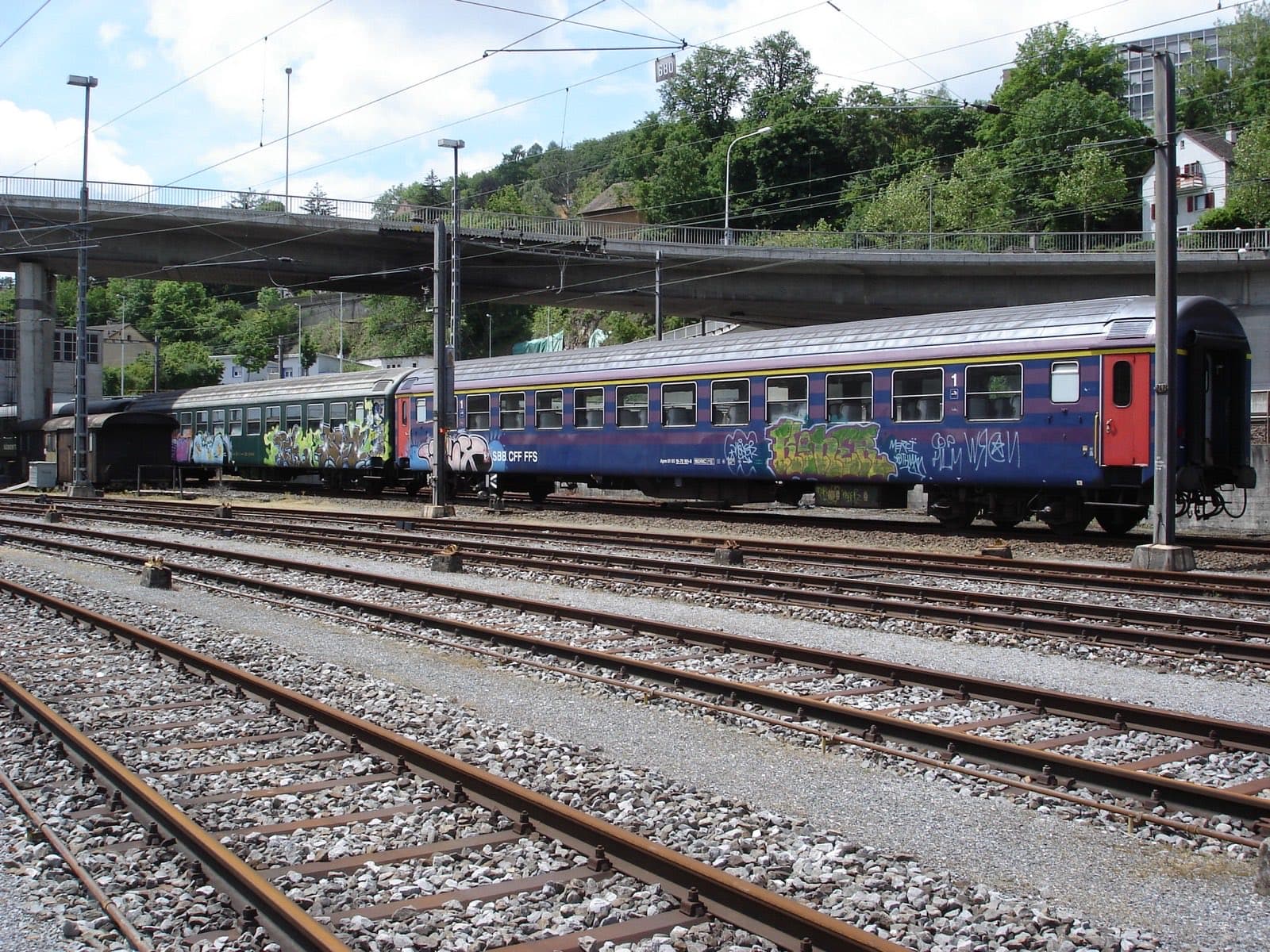 Wagen mit Graffiti vor der Aufarbeitung