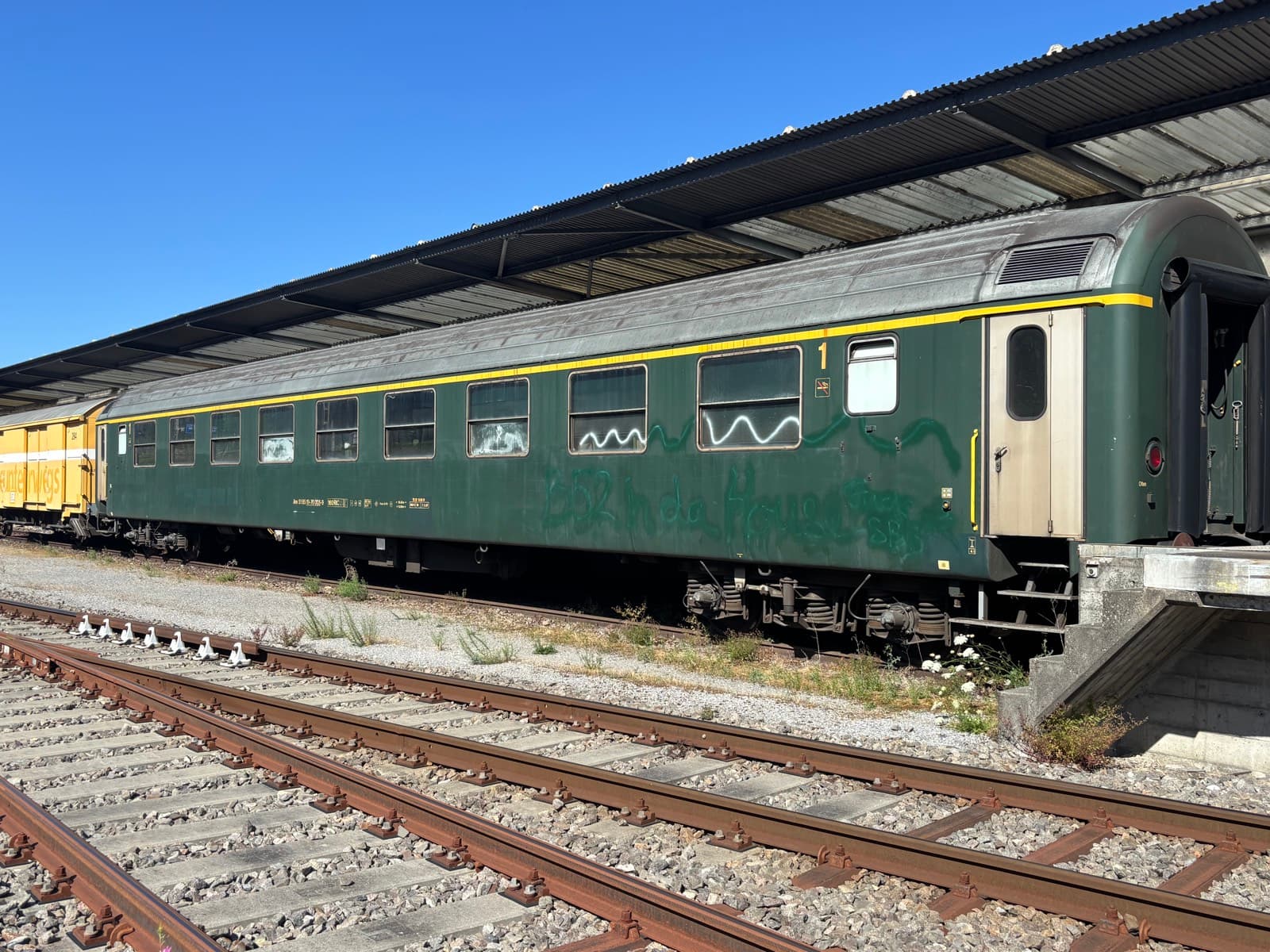 Erste-Klasse-Abteilwagen Am 005 in SBB-Grün auf dem Abstellgleis
