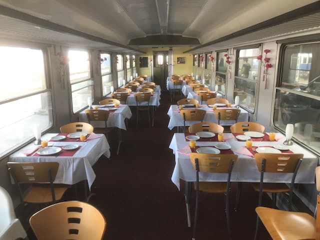 Gedeckte Tische im Bistrowagen SRm 401