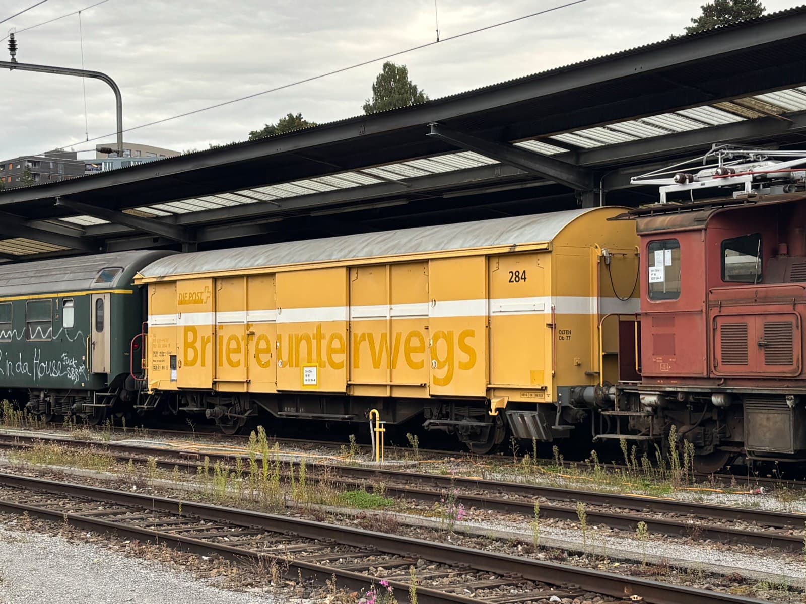 Ehemaliger PTT-Postwagen Z2 284 in Postgelb auf dem Areal