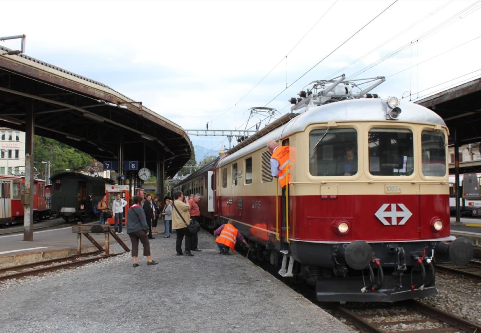 Historischer Zug mit Reisenden im Bahnhof